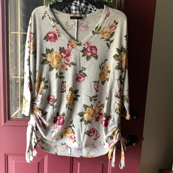Cure brand large floral 3/4 sleeve top - Picture 1 of 5